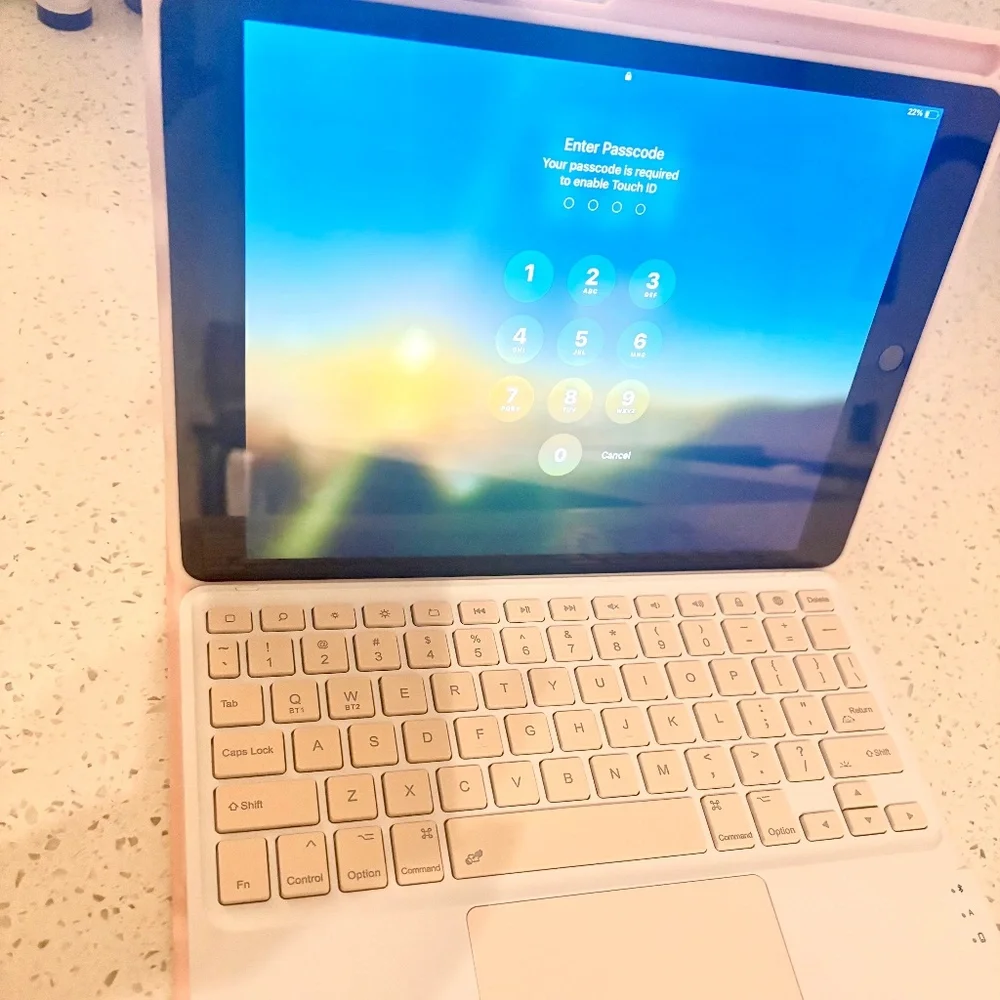 9th Gen iPad 8Gb, w/Pink Bluetooth Keyboard & Case